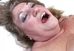 صغيرة الثدي, اللعب صورسكس لفنانات عرب معهم كاملين